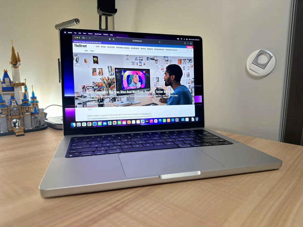 Apple Unveils New 14Inch Macbook Pro Powered By Th 20251022 100338