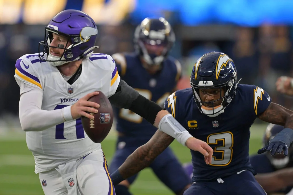 Chargers Derwin James Vikings Christian Darrisaw R 20251029 115118