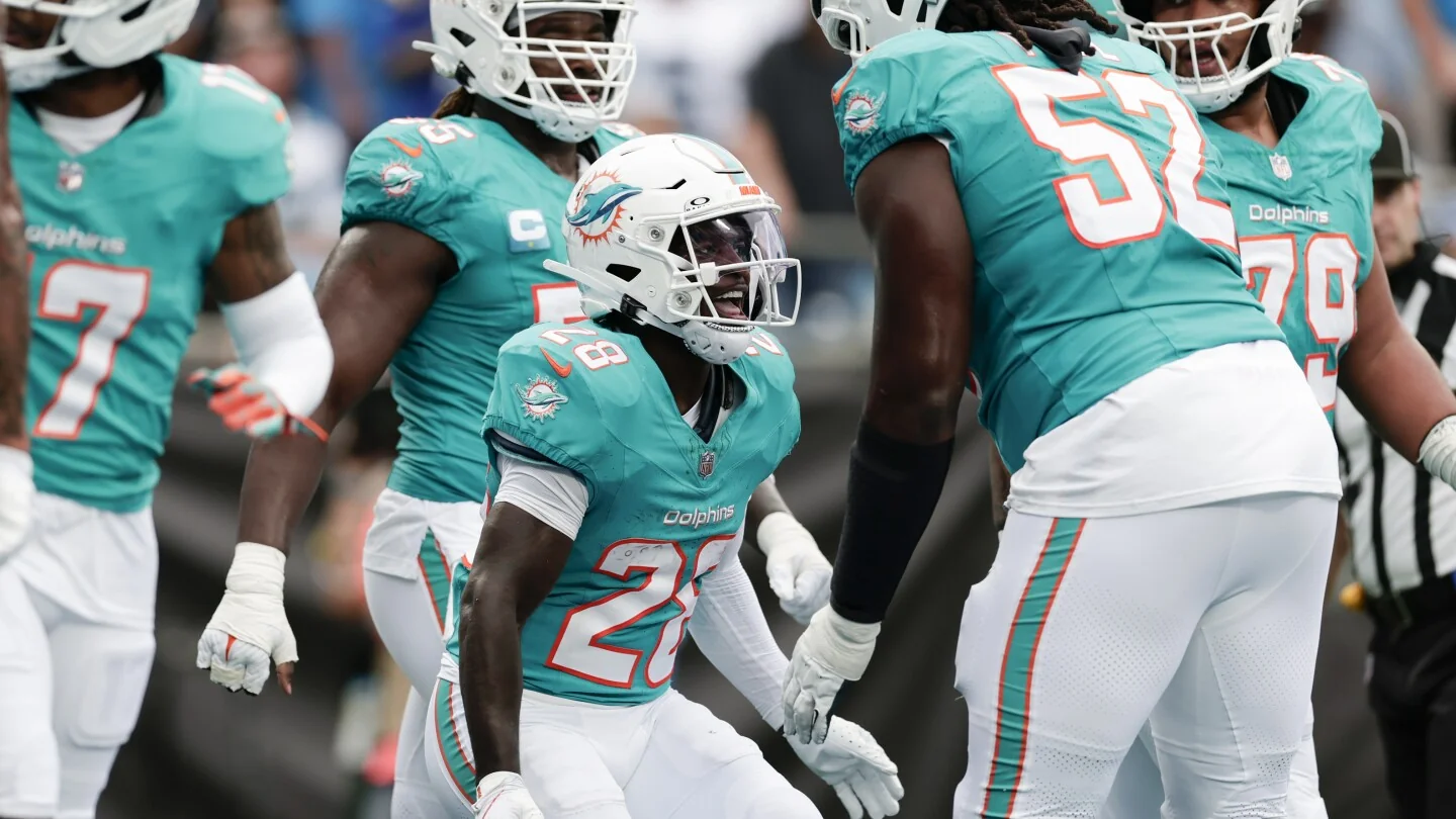 DeVon Achane puts Dolphins up 7 0 20251026 204922