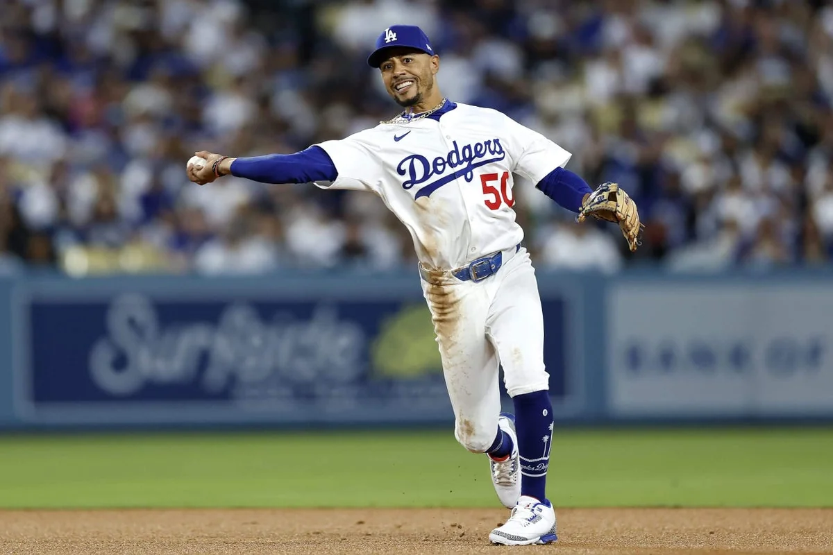 Dodgers Mookie Betts wins 2025 Roberto Clemente Aw 20251028 024025