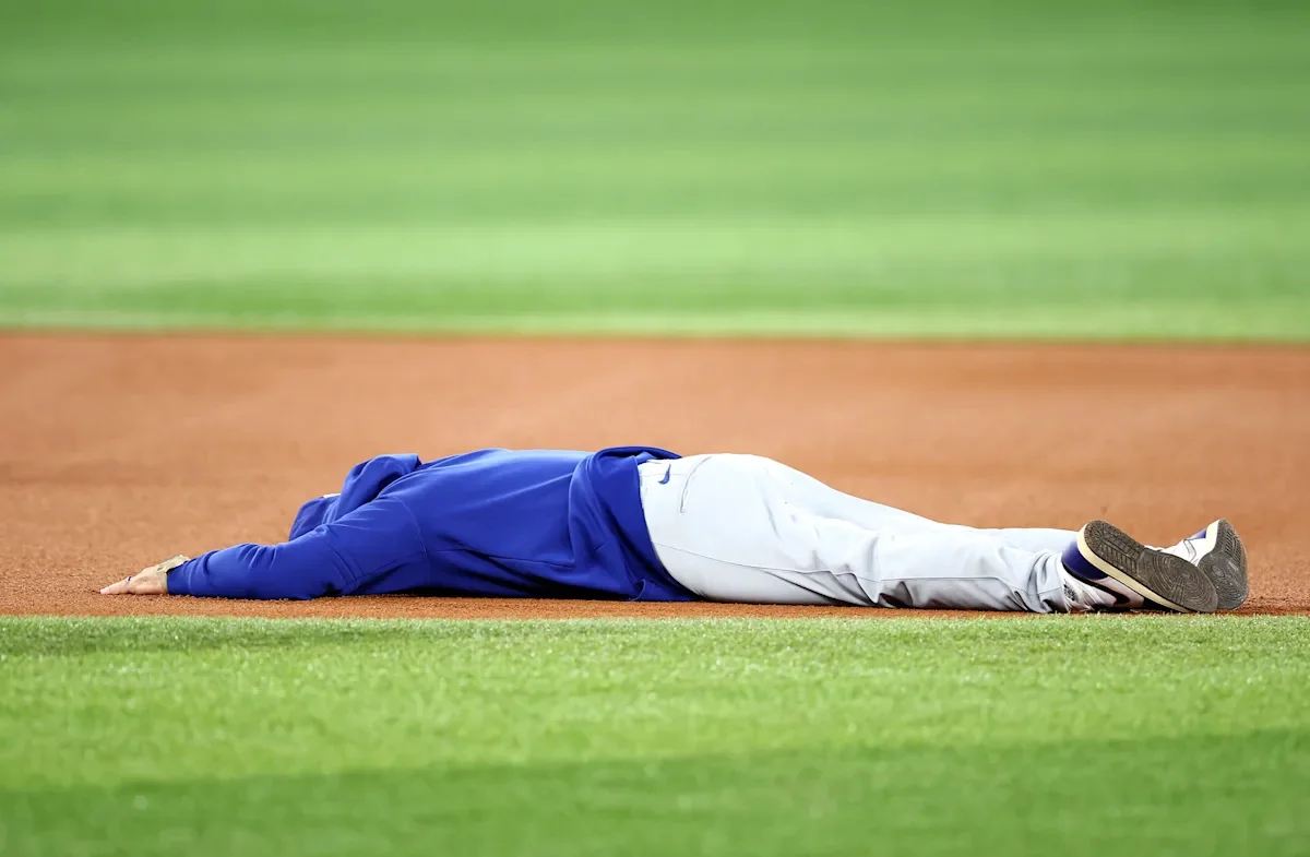 Dodgers manager Dave Roberts wipes out in foot rac 20251101 052810