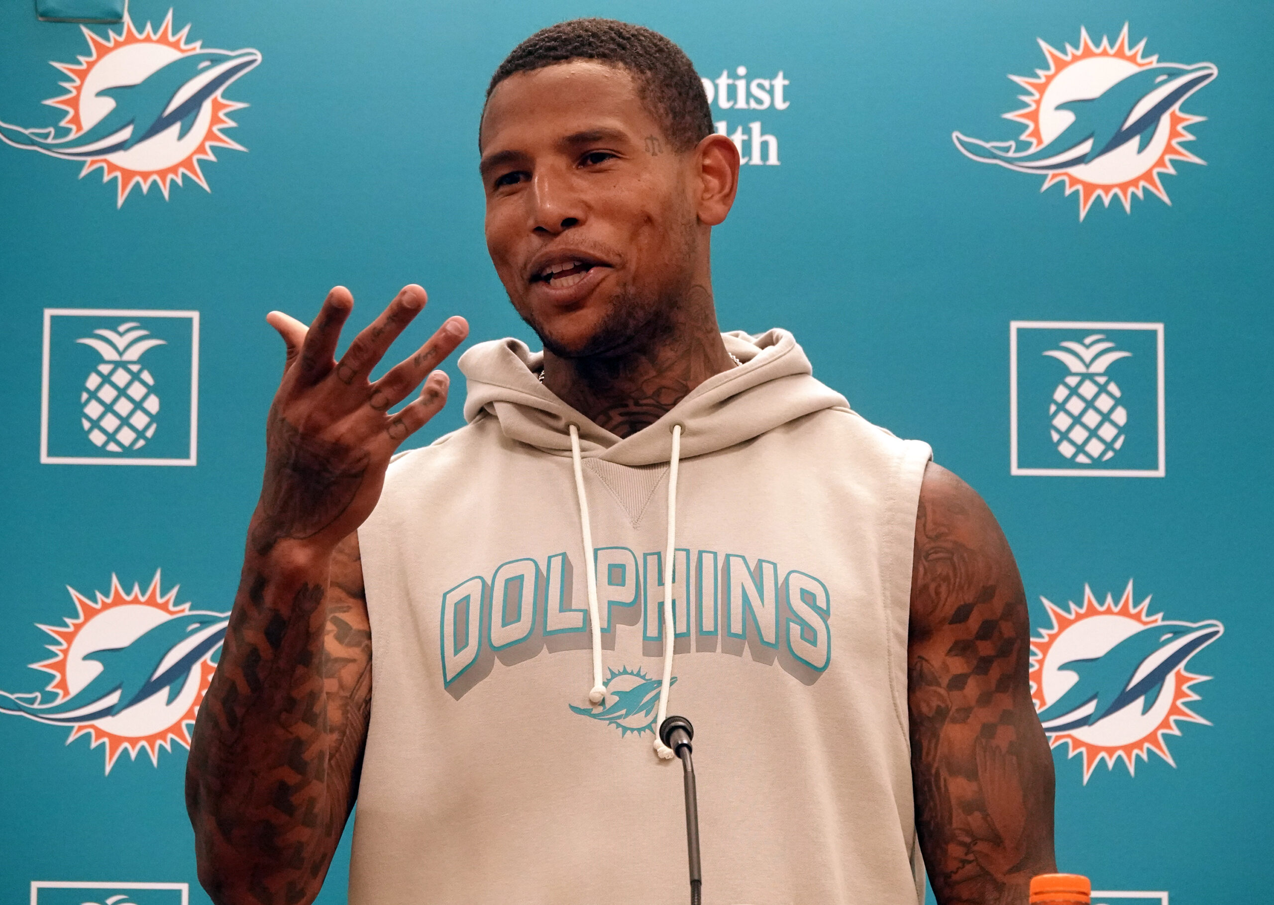 Dolphins Darren Waller Leaves Browns Game After Suffering New Injury 20251019 210102 scaled