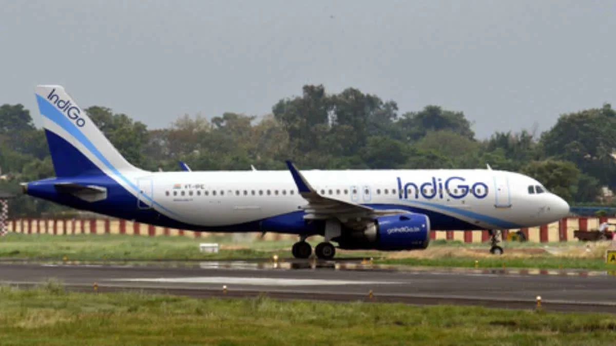 Doors Of Indigo Mumbai Kanpur Flight Jam For 32 Mi 20251026 103040