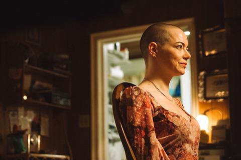 Emma Stone shaved her head for Bugonia A bald only movie screening invites 20251019 201012