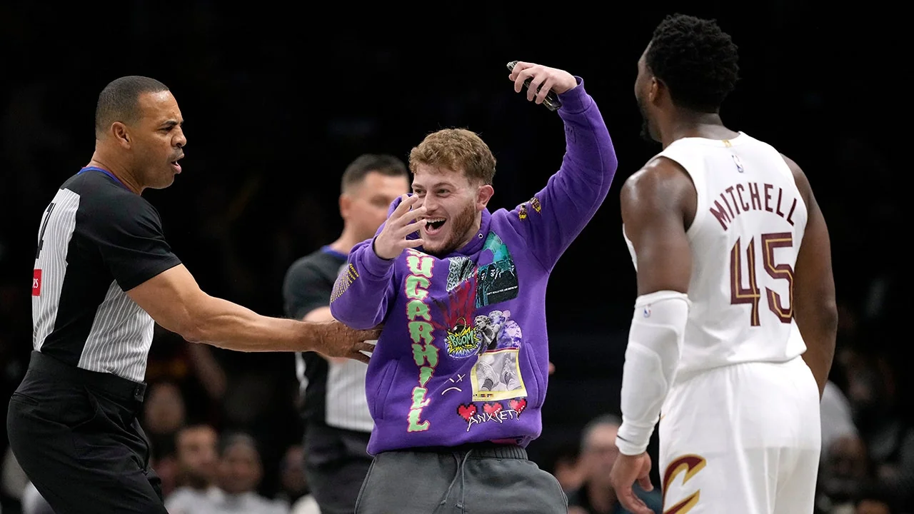 Fan Storms Court During Nba Game Seeking Selfie Wi 20251027 004706
