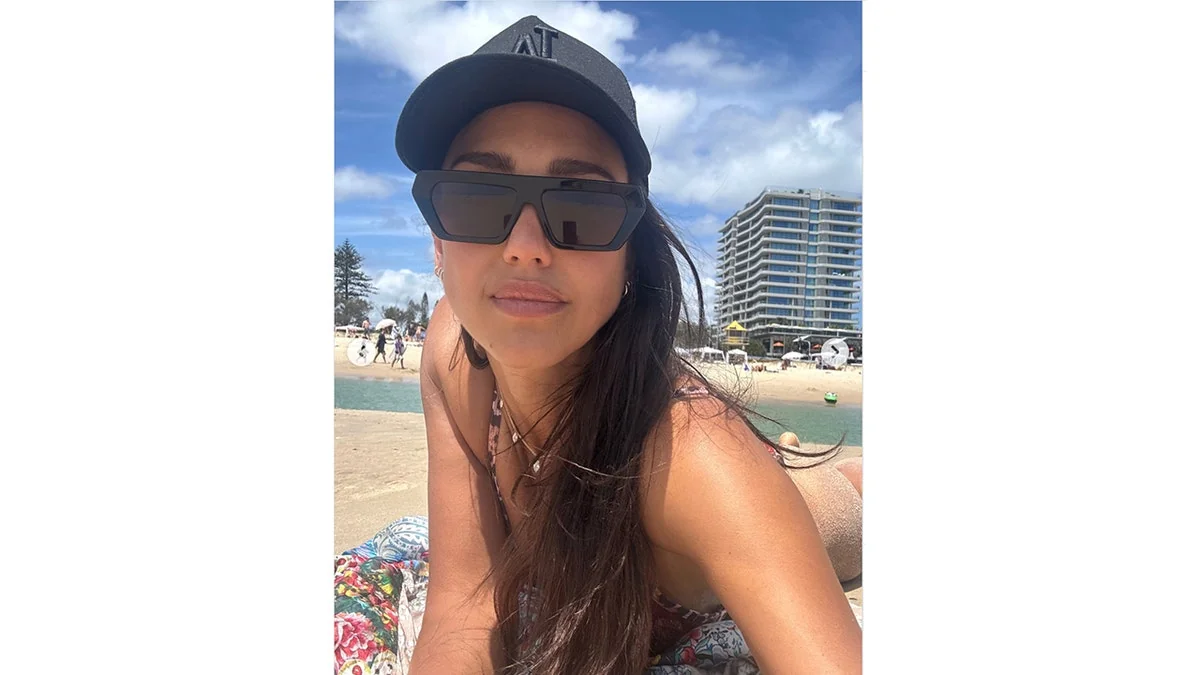 Jessica Alba shows off beach body while on filming 20251022 043251