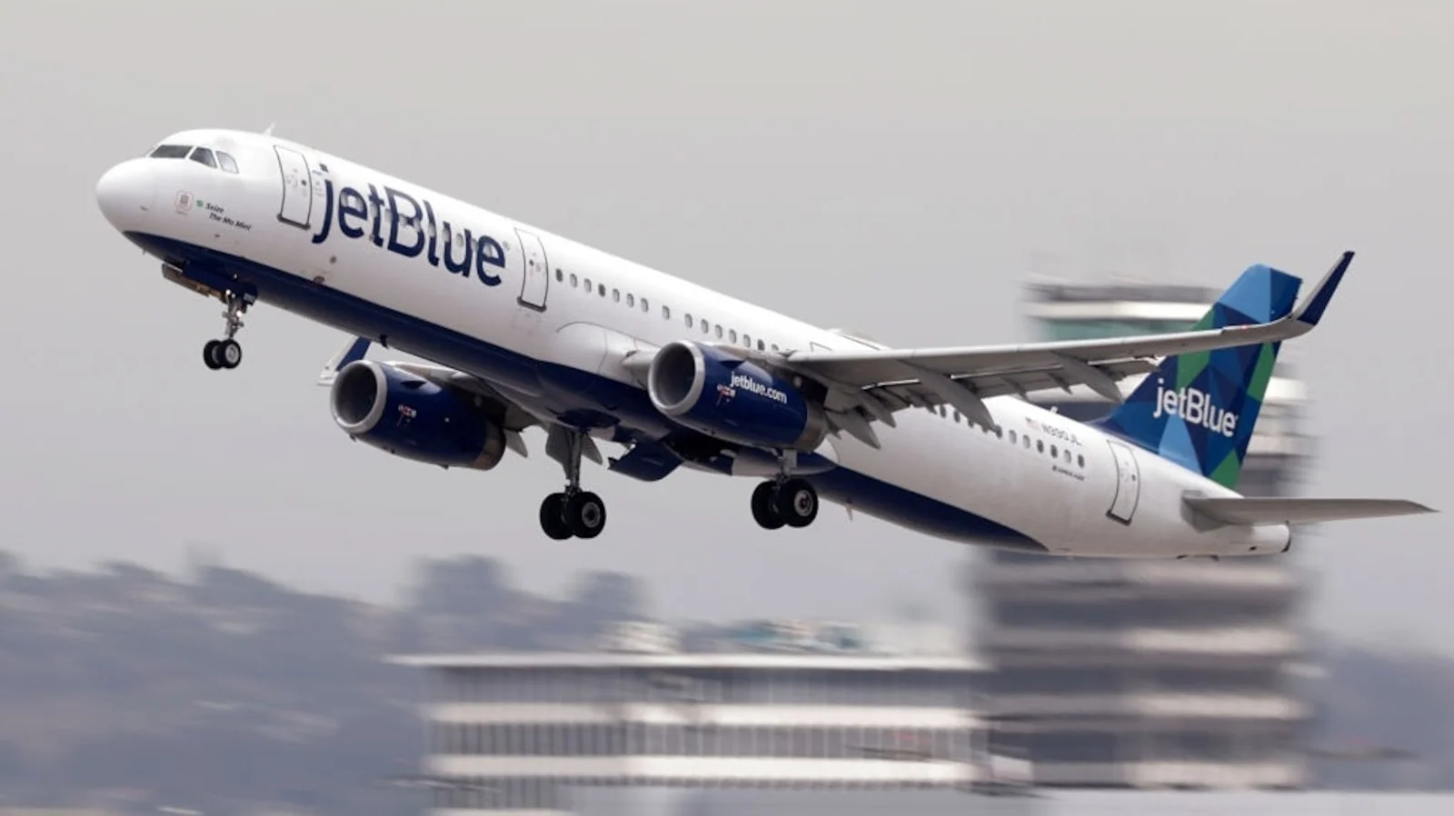Jetblue Flight Makes Emergency Landing After Plane 20251031 061036