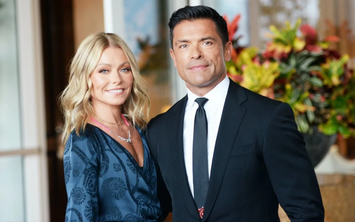 Kelly Ripa Suggests Airport Divorce From Husband M 20251023 124044