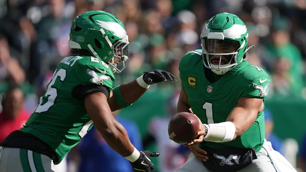 NFL fans upset as Eagles benefit from early whistl 20251026 220142