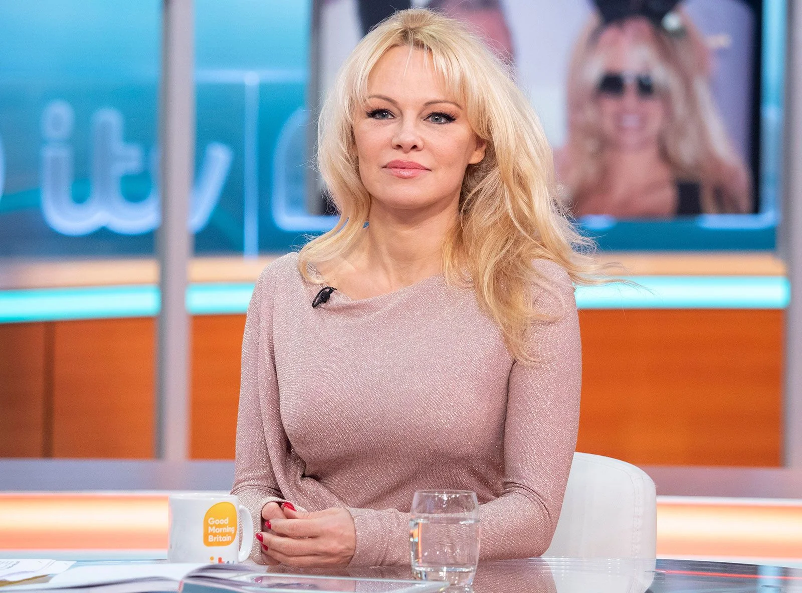Pamela Andersons Skin Looks This Good For A Reason 20251025 114555