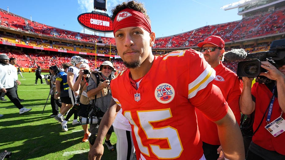 Patrick Mahomes fools broadcasters with explicit play call as Chiefs dominate Raiders 20251020 015822