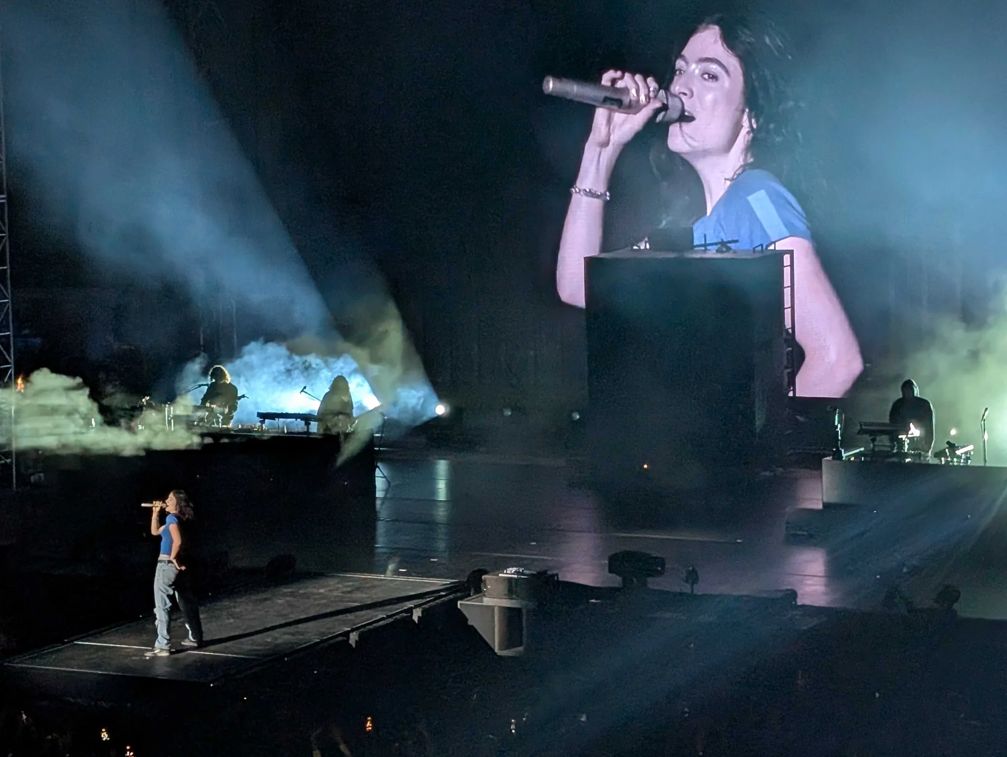 Review Pop star wows fans at the most beautiful ve 20251023 084025