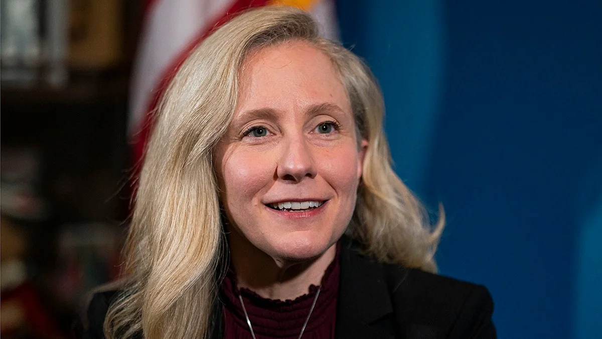 Spanberger rallies alongside Buttigieg Bill Nye in 20251022 224850