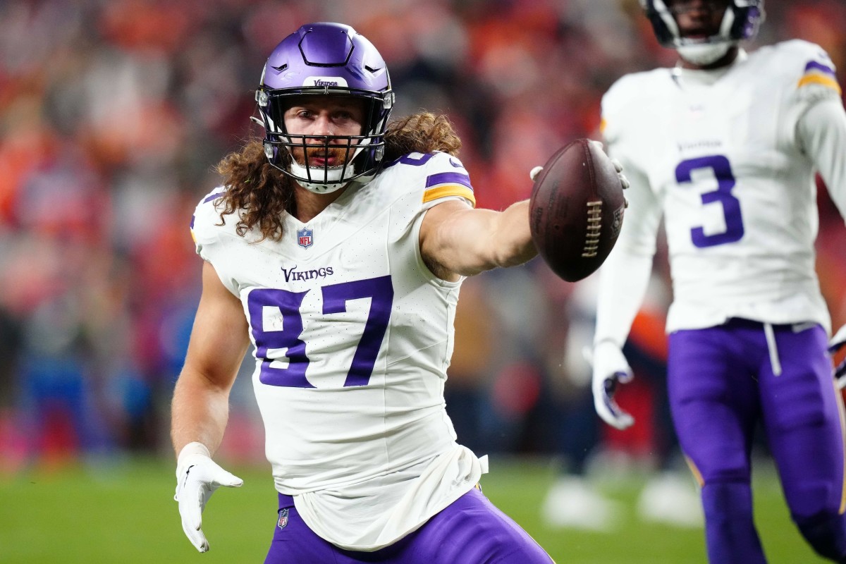 T J Hockenson Delivers Bold Message To Vikings Carson Wentz 20251019 215928