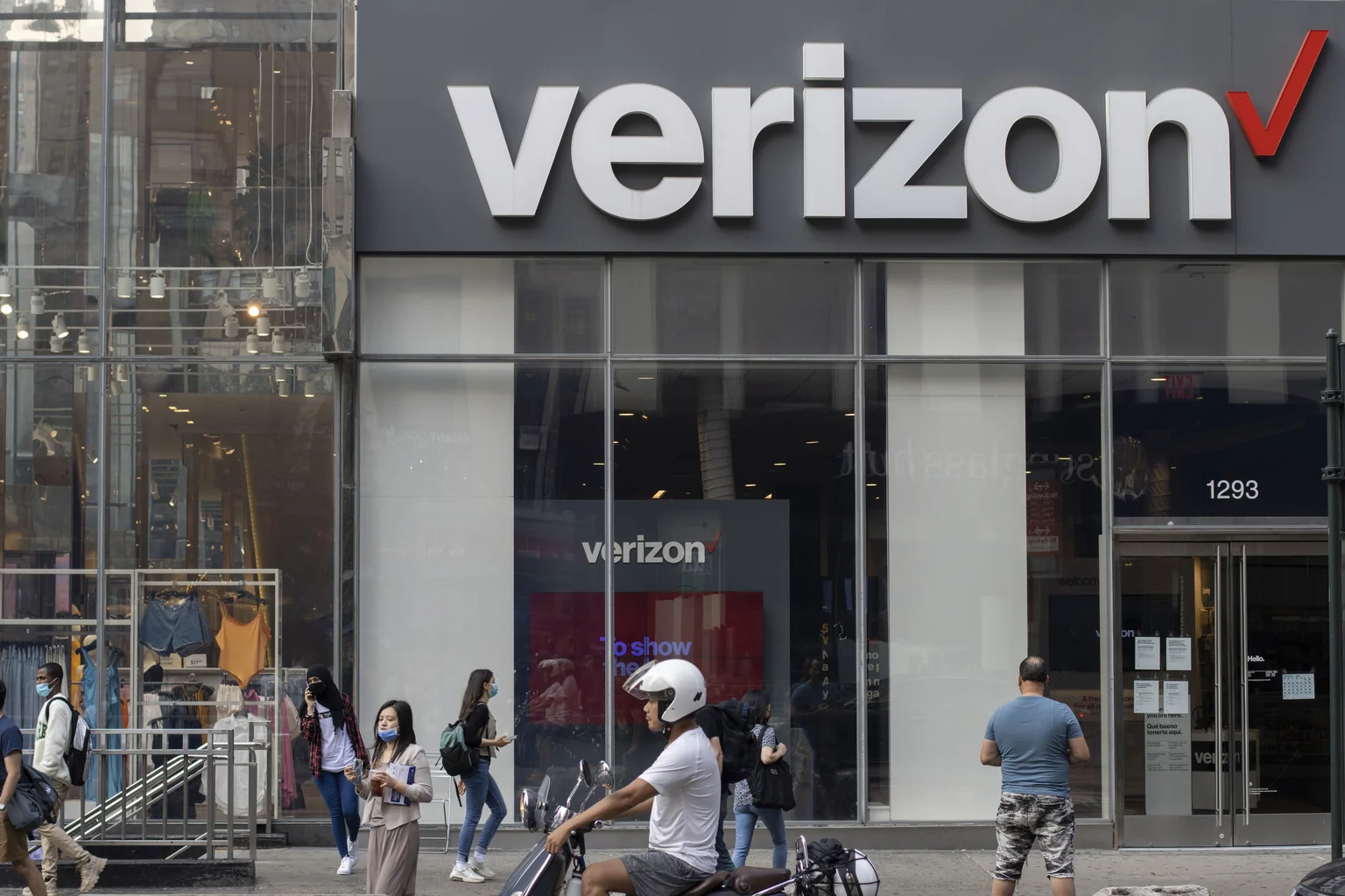 Verizon Communications Nysevz Shares Down 13 On An 20251022 162122