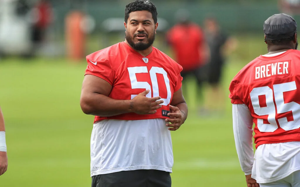 Vita Vea Split Double Teams with Disruptive Presen 20251021 014440