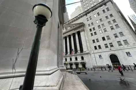 Wall Street ticks up to the cusp of its record hei 20251021 221528