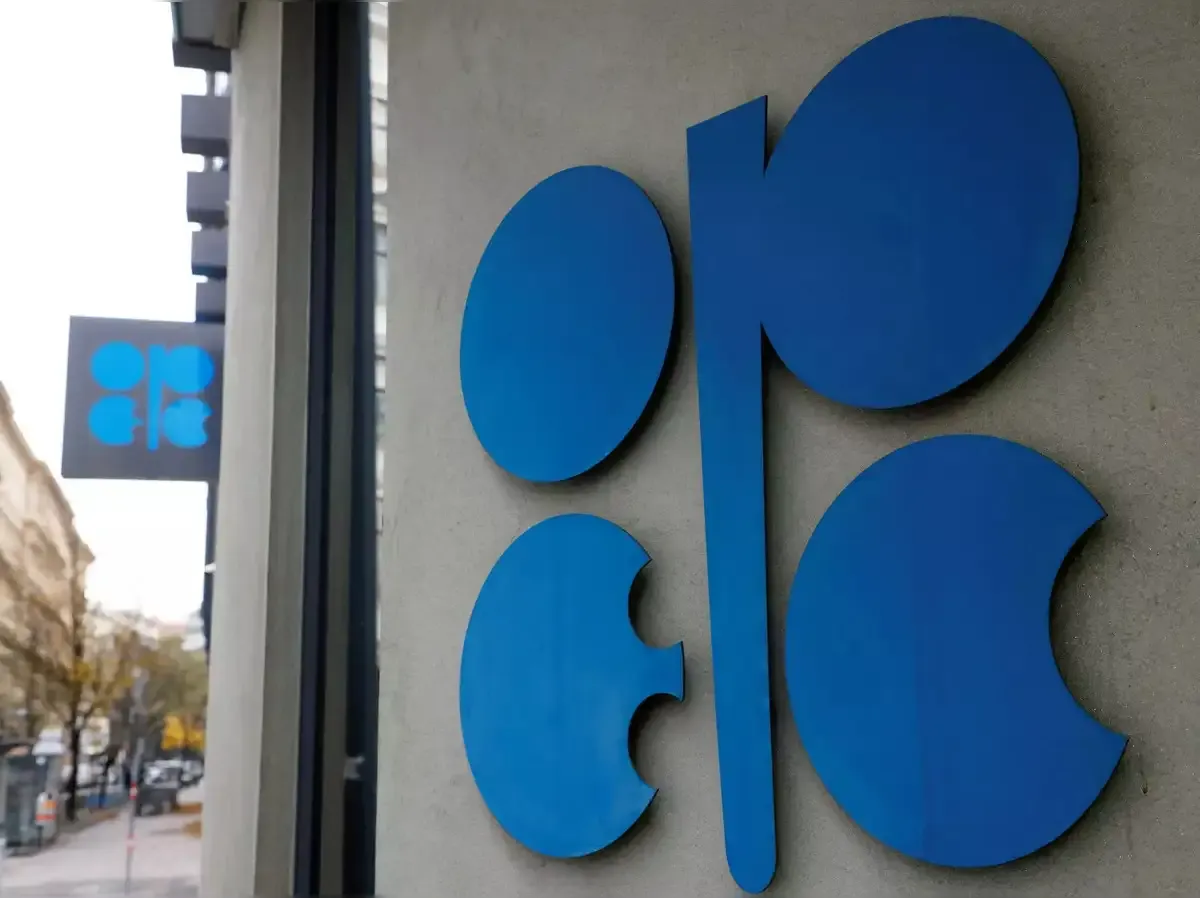 Oil Nears $100 as OPEC+ Signals Extended Cuts — What It Means for U.S. Inflation and Markets (2025)