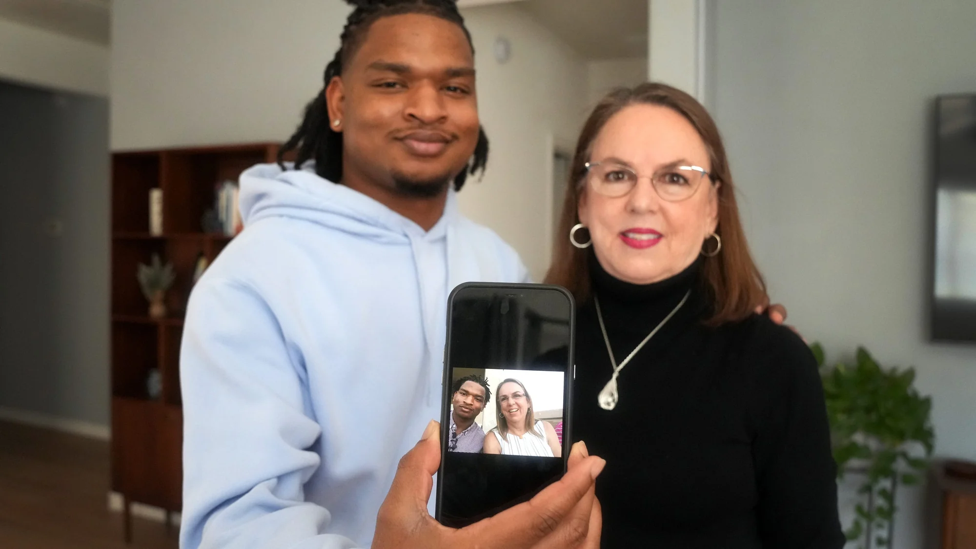 A grandma invited a stranger to Thanksgiving A dec 20251128 101303