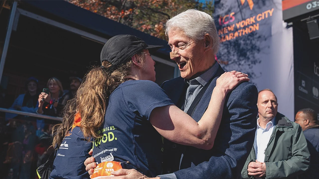 Bill Clinton spotted at NYC Marathon with bandaged 20251103 021817
