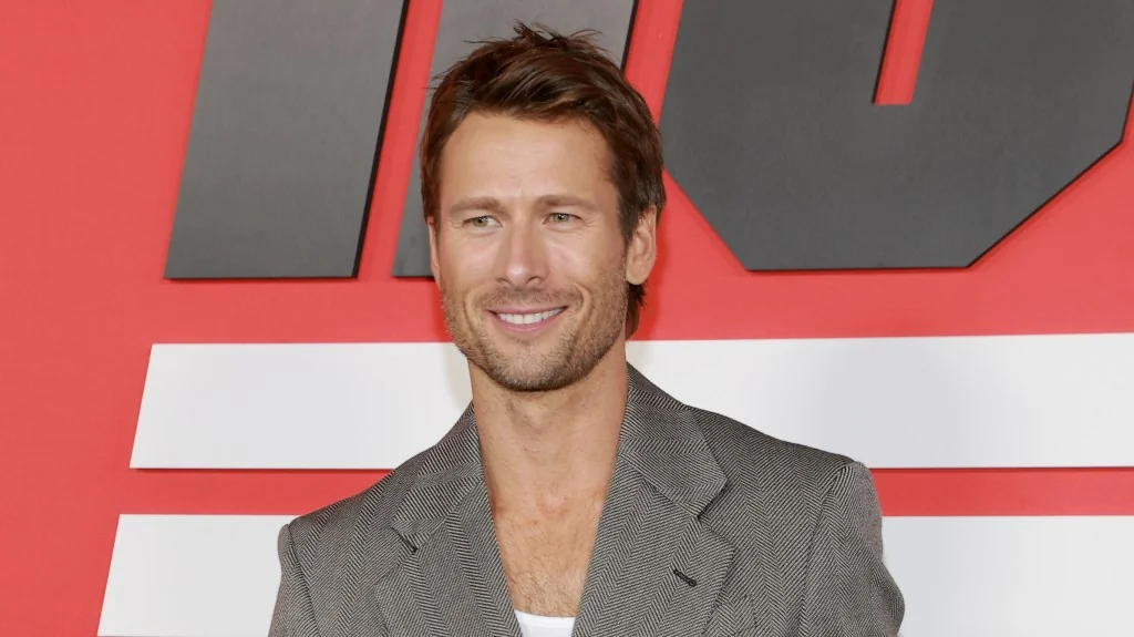 Glen Powell Recalls Bombing Audition For Dustin Ho 20251116 070052