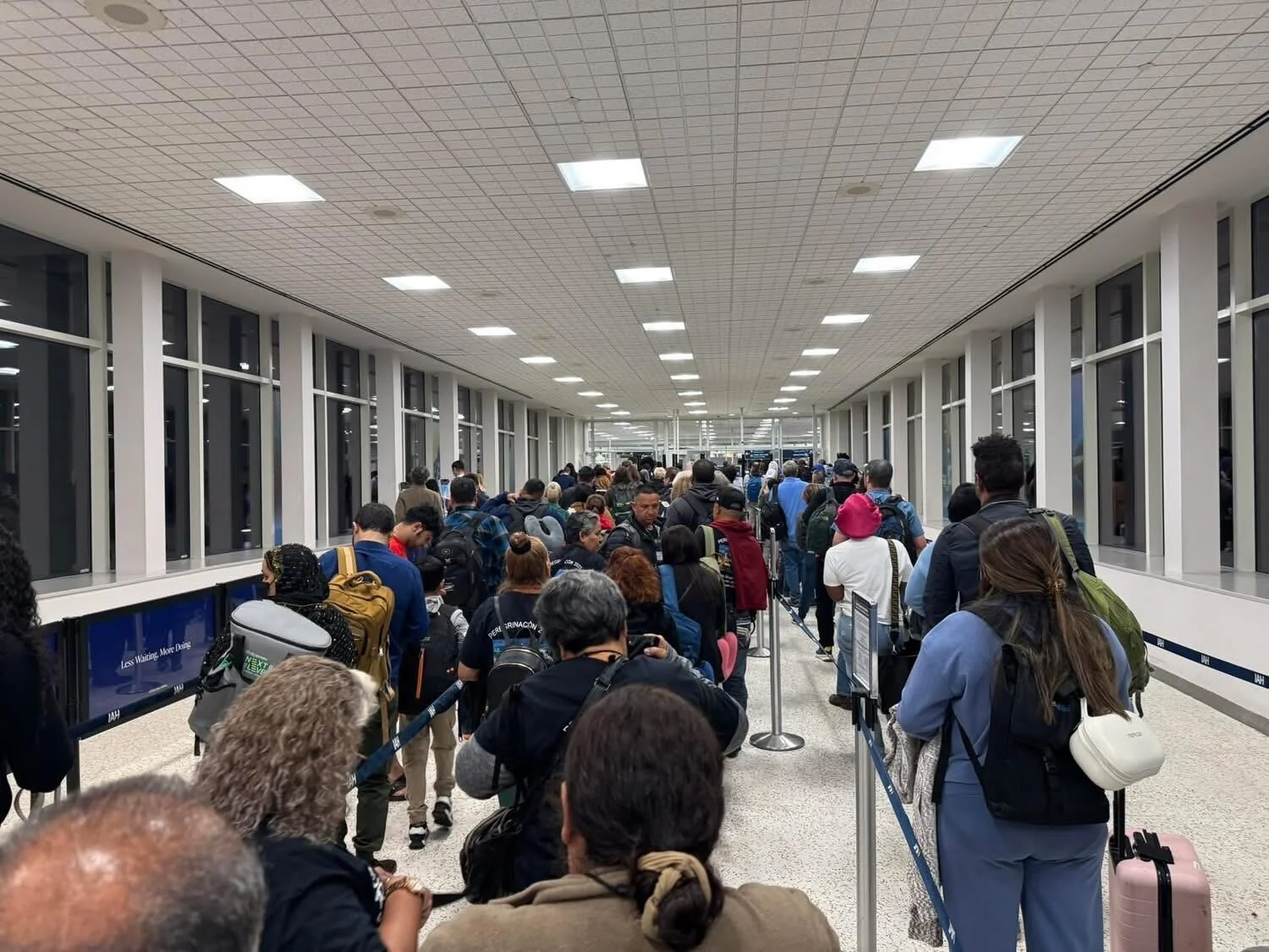 Houston Airports Descend Into Chaos Amid Federal S 20251104 125550