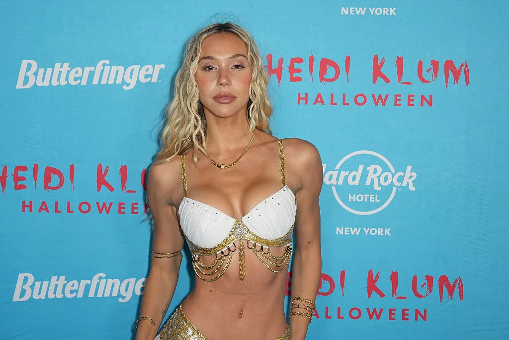 Livvy Dunne Slips Into A Pamela Anderson Halloween 20251102 043013