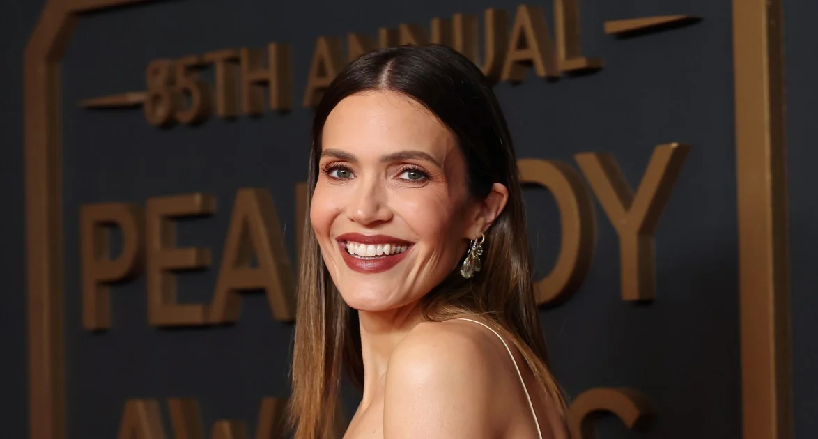 Mandy Moore Just Wore the Red Sequin Dress of My H 20251103 173737