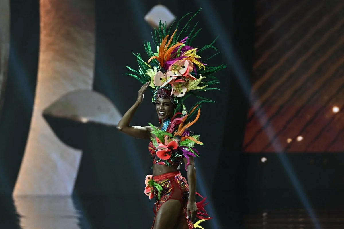 Miss Jamaica Falls Off Stage During Miss Universe 20251120 042339