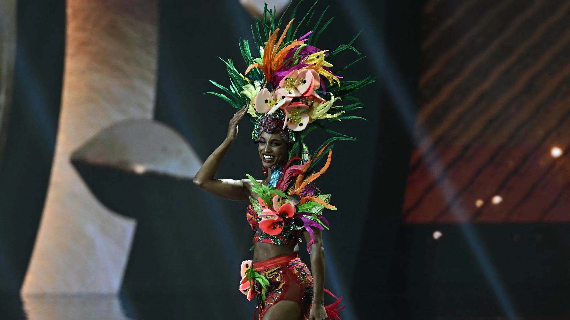 Miss Jamaica falls off Miss Universe stage in shoc 20251120 040048