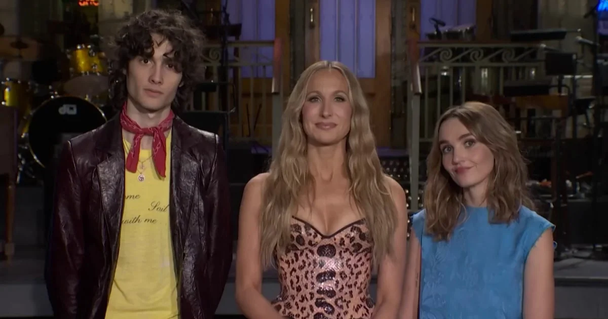 Nikki Glaser Hosts Saturday Night Live With Musica 20251109 024428