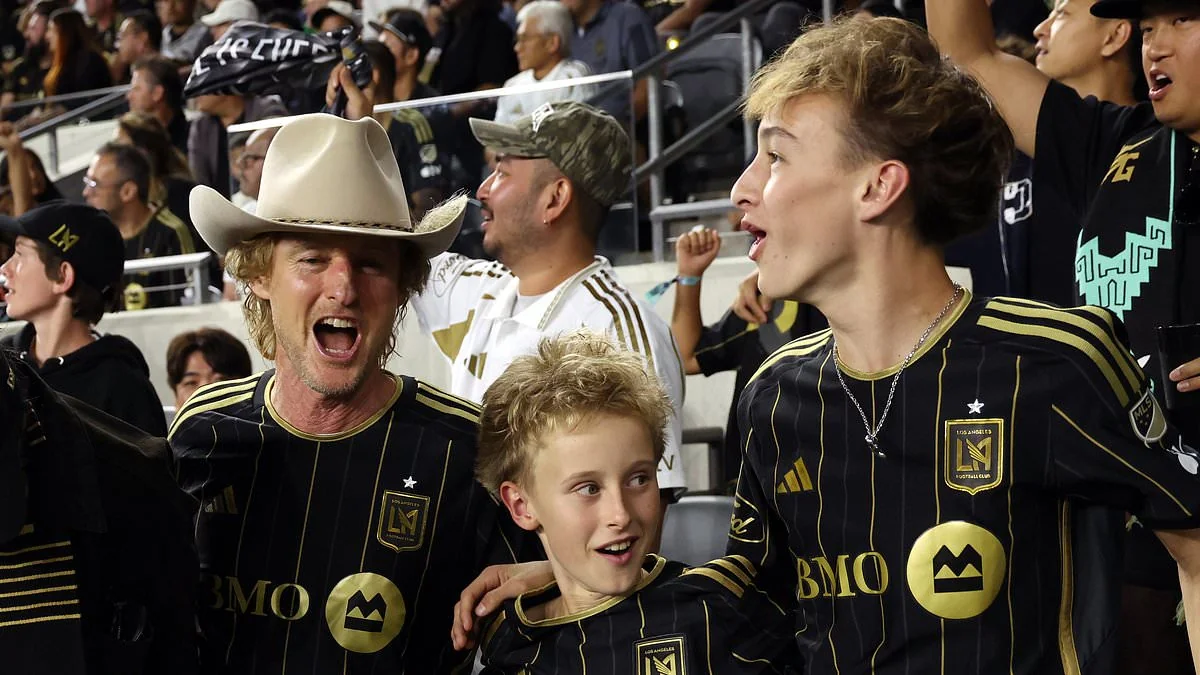 Owen Wilson is a doting dad with his two lookalike 20251102 010935