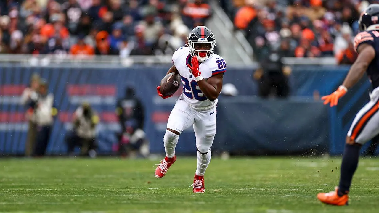 Russell Wilson finds Devin Singletary for 41 yard 20251116 202423