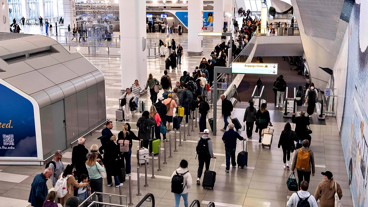 Senate moves toward ending shutdown as travelers d 20251111 113144