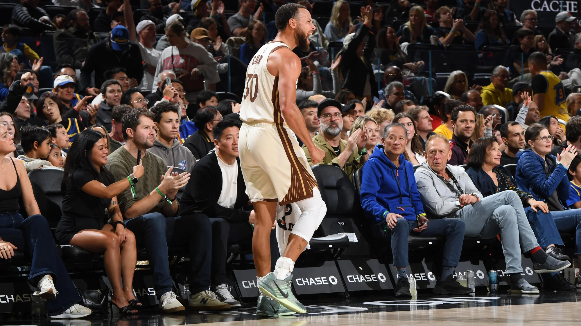 Steph Curry Honors Michael Jordan With Shoes In Ph 20251127 074647