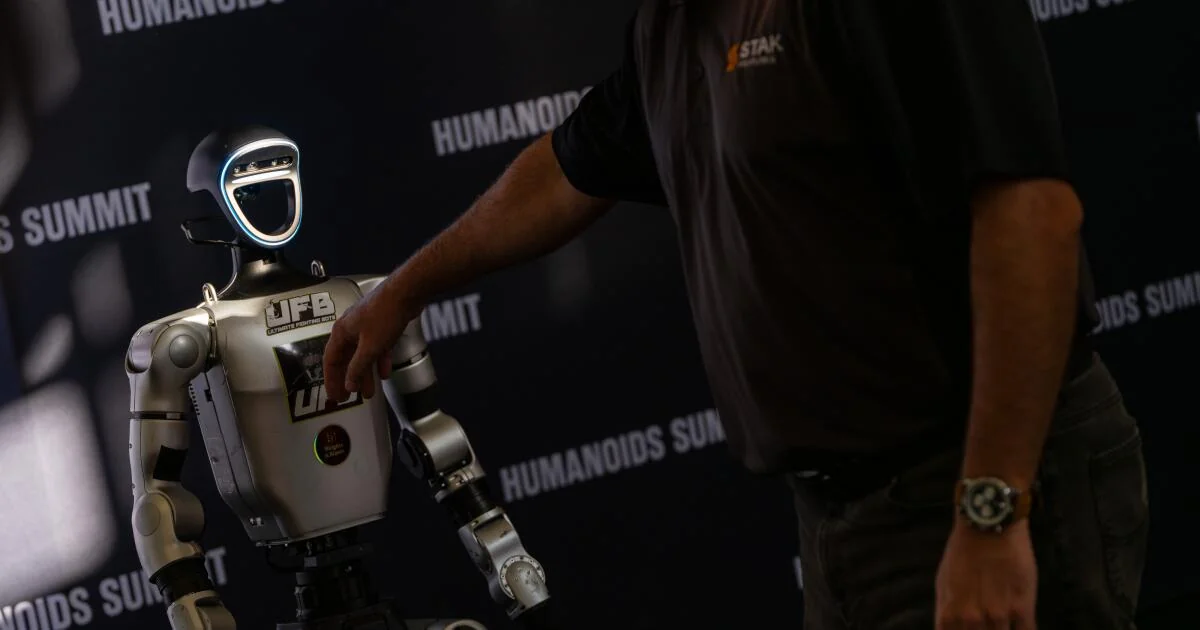 At A Silicon Valley Summit Robots Fold Laundryand 20251218 102402