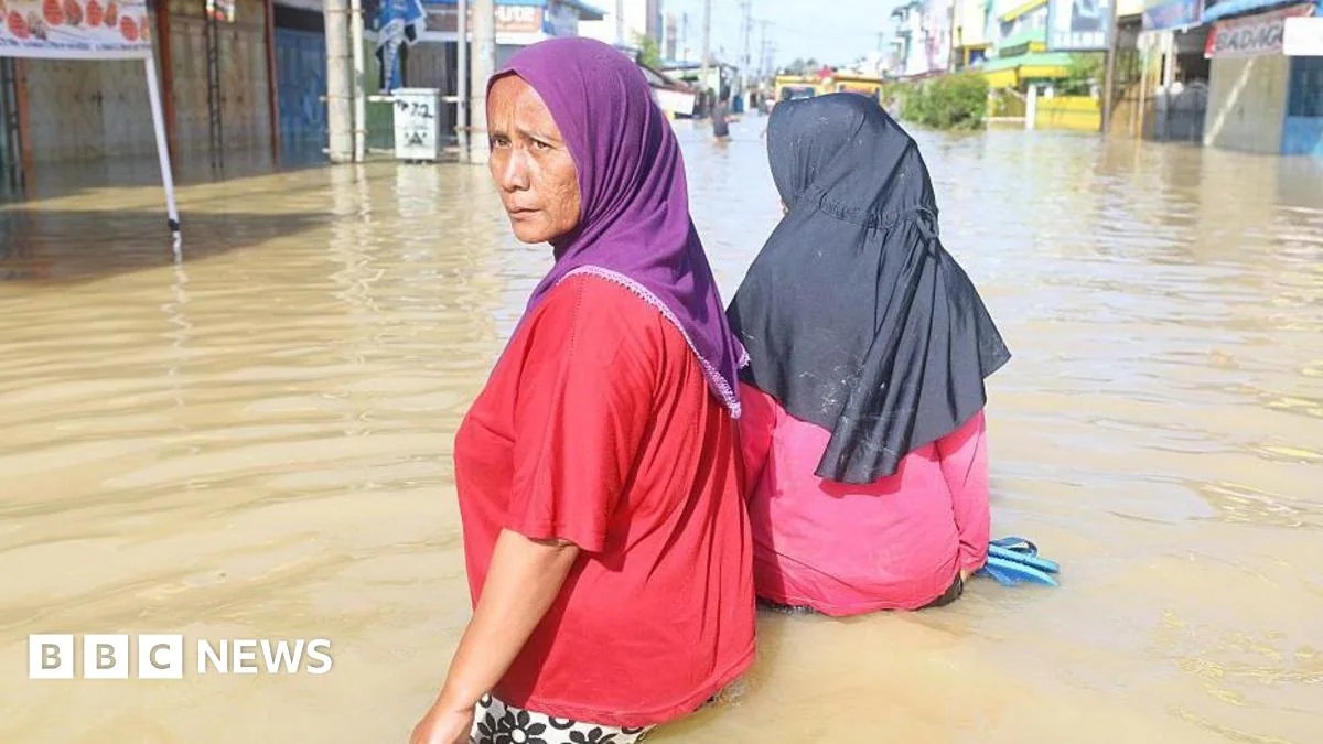 Desperate Hunt For Food And Water As Indonesia Flo 20251201 100352