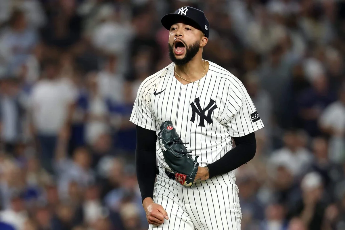 Devin Williams calls out Yankees fans on social me 20251209 190351