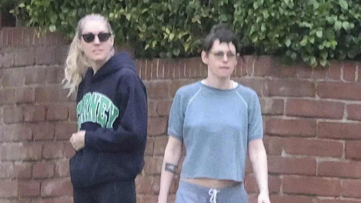 Braless Kristen Stewart Is Nearly Unrecognizable A 20260102 100749