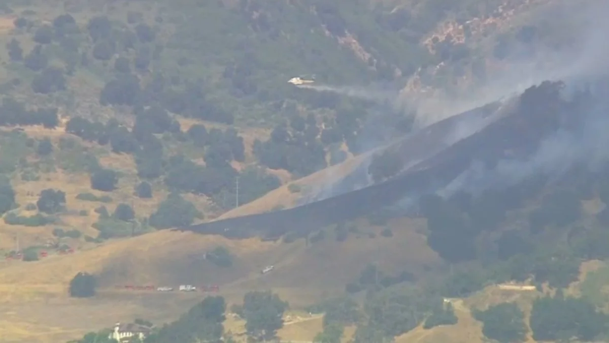 Firefighters attack brush fire on Calabasas hillsi 20260527 191626
